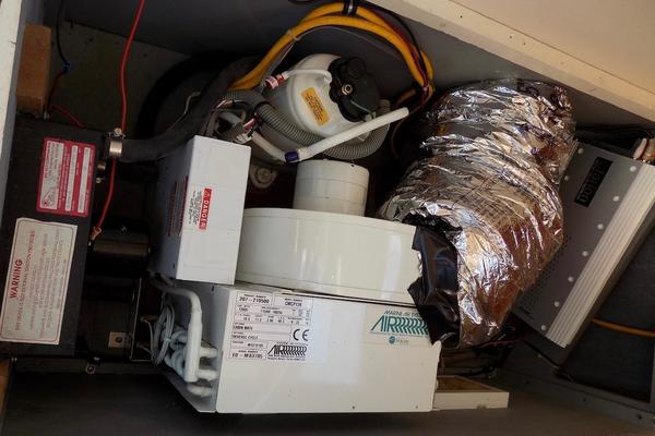 Heart and Soul 32ft Hatteras Yacht For Sale