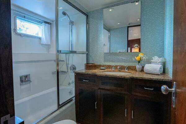 Ensuite Starboard Guest Stateroom