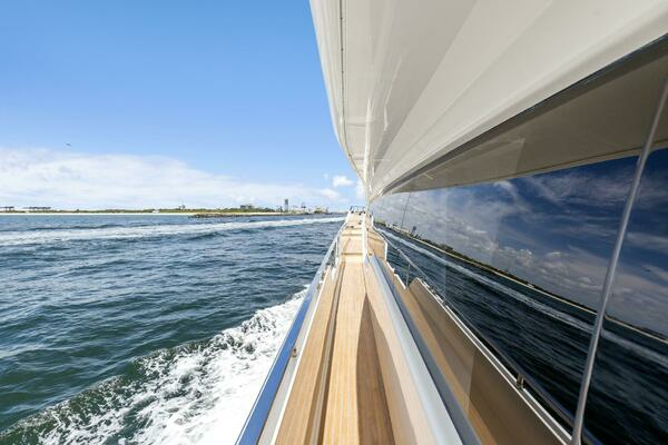 2021 Ferretti Yachts 85