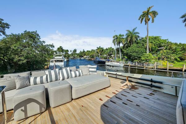 2021 Ferretti Yachts 85