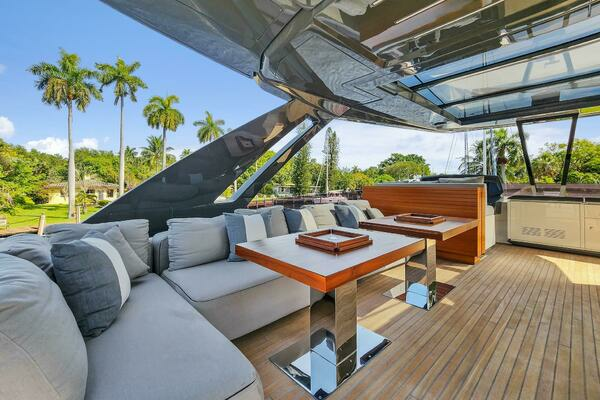 2021 Ferretti Yachts 85