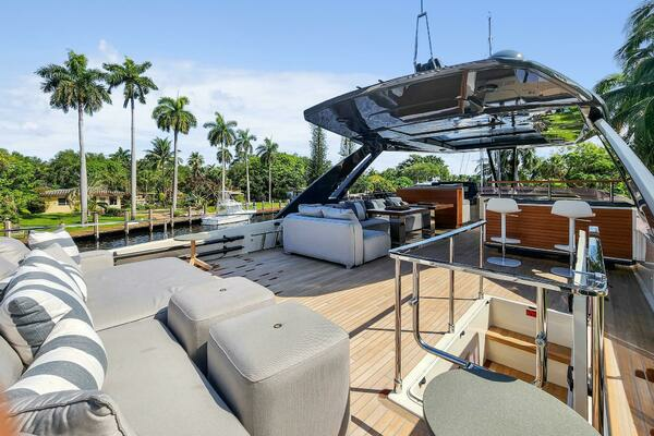 2021 Ferretti Yachts 85