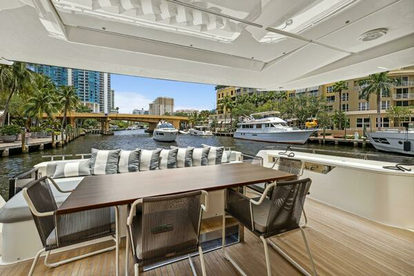 2021 Ferretti Yachts 85