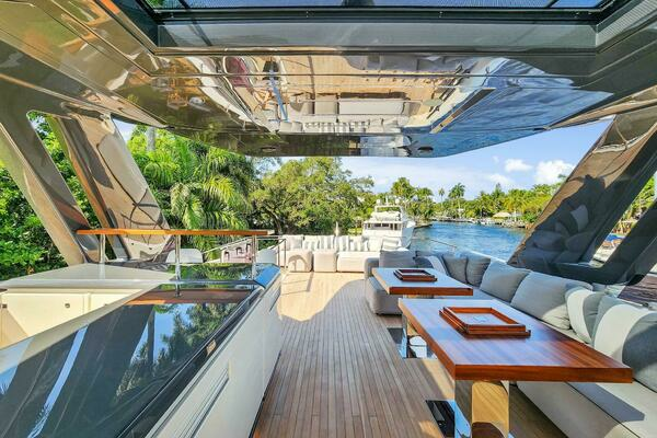 2021 Ferretti Yachts 85