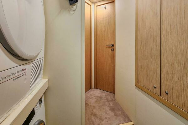 2021 Ferretti Yachts 85