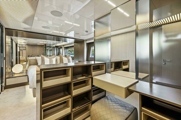 2021 Ferretti Yachts 85