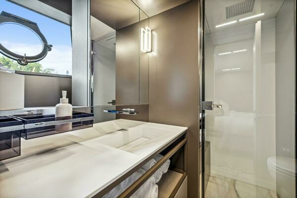 2021 Ferretti Yachts 85