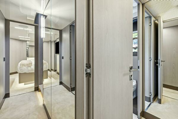 2021 Ferretti Yachts 85