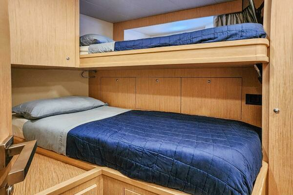 2021 Ferretti Yachts 85