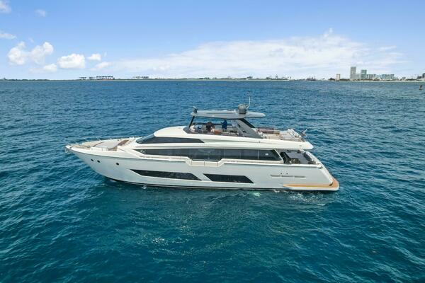 2021 Ferretti Yachts 85