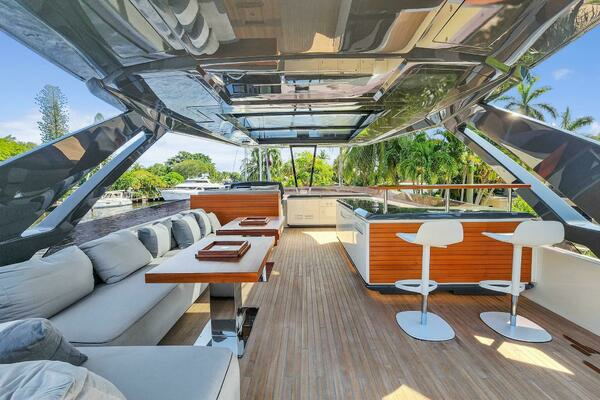 2021 Ferretti Yachts 85