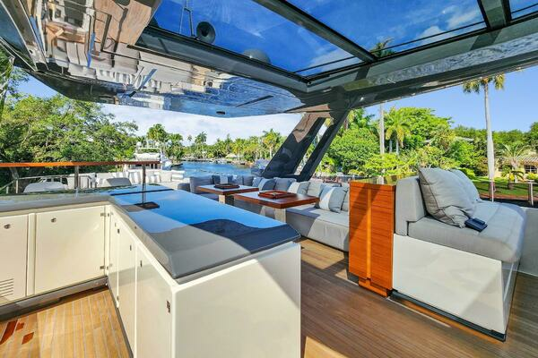 2021 Ferretti Yachts 85