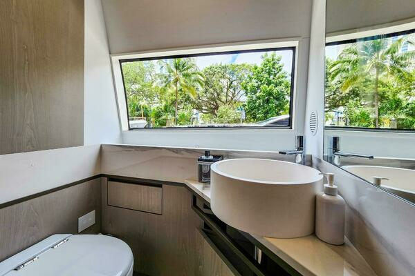 2021 Ferretti Yachts 85