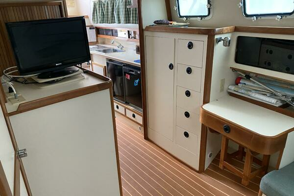 Photo of the 2001 Albin 32 + 2 Command Bridge "Tortuga"