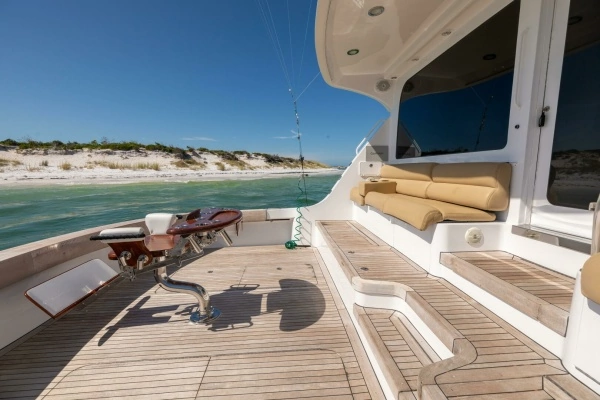2005 Hatteras 68