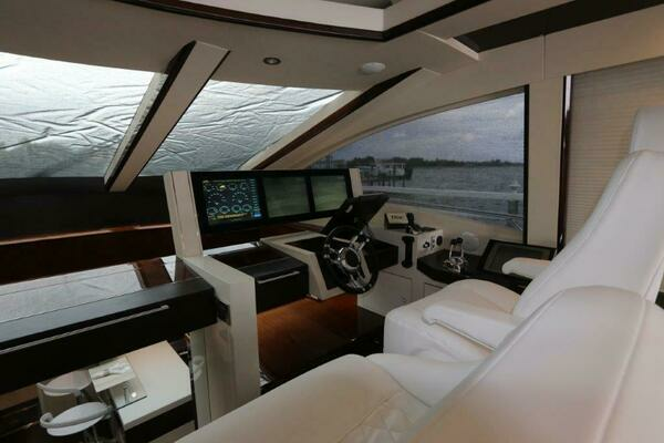 2009 Lazzara Yachts 75