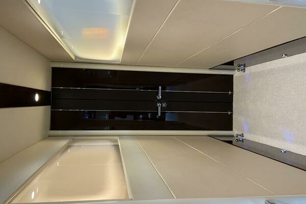 2009 Lazzara Yachts 75