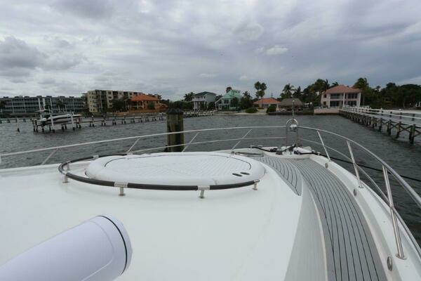 2009 Lazzara Yachts 75