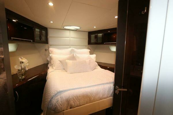 2009 Lazzara Yachts 75