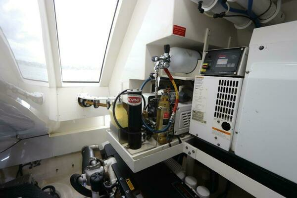 2009 Lazzara Yachts 75