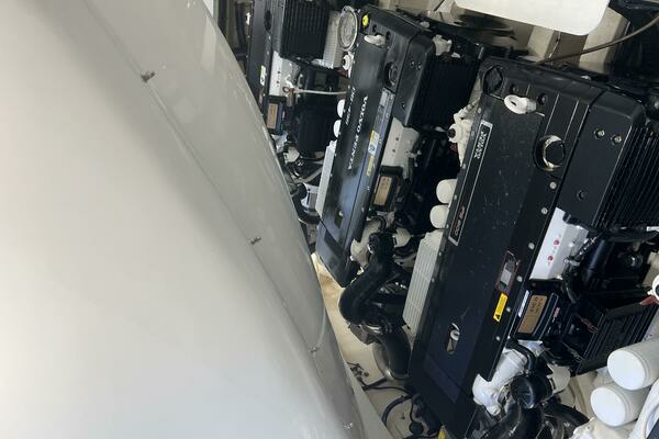 2009 Lazzara Yachts 75