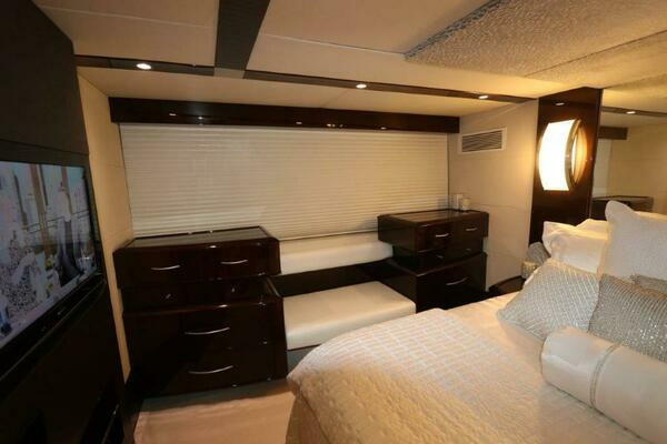 2009 Lazzara Yachts 75