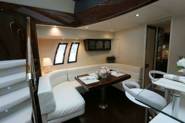 2009 Lazzara Yachts 75