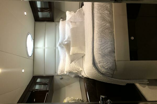 2009 Lazzara Yachts 75