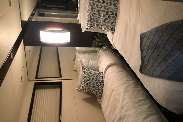 2009 Lazzara Yachts 75