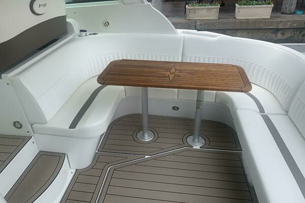 2011 Cruisers Yachts 40