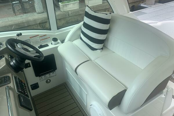 2011 Cruisers Yachts 40