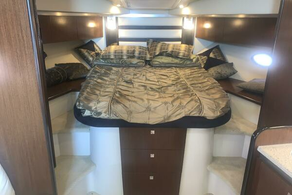 2011 Cruisers Yachts 40