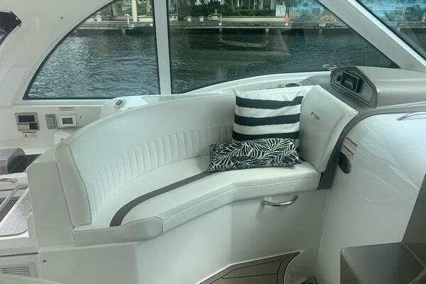 2011 Cruisers Yachts 40