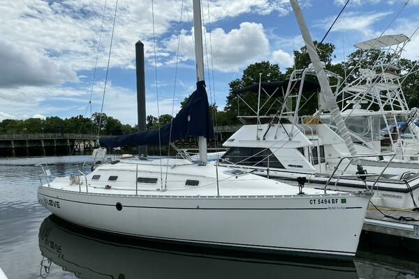 LOVE  31ft Beneteau Yacht For Sale