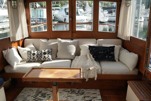 Salon Settee