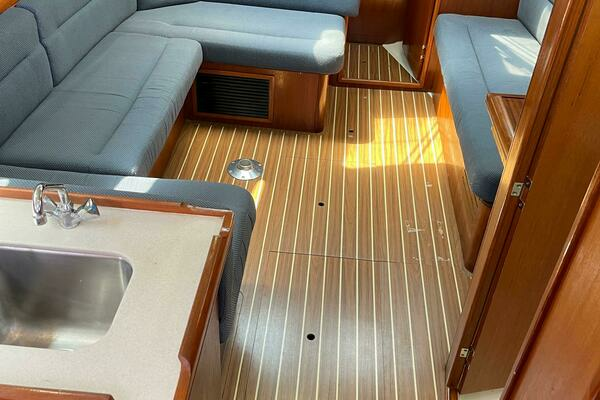 Photo of the 2006 Hunter 33 "SANDALO"