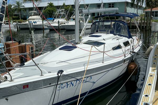 Photo of the 2006 Hunter 33 "SANDALO"