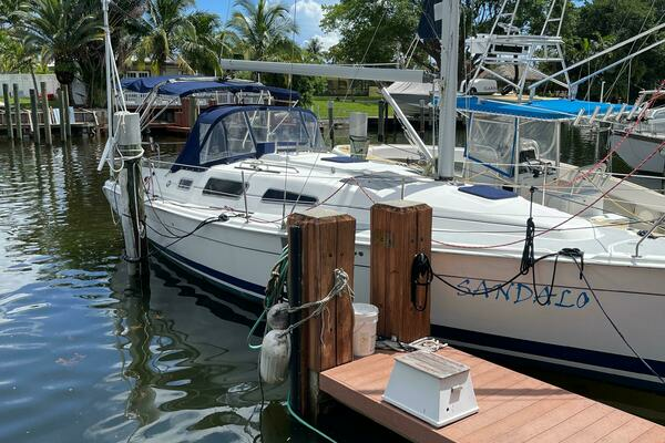 Photo of the 2006 Hunter 33 "SANDALO"