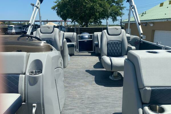 Photo of the 2022 Bennington 22LSR