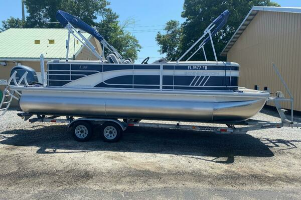 Photo of the 2022 Bennington 22LSR