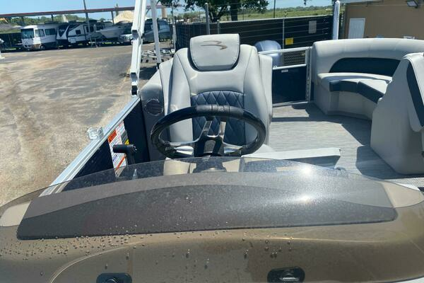 Photo of the 2022 Bennington 22LSR