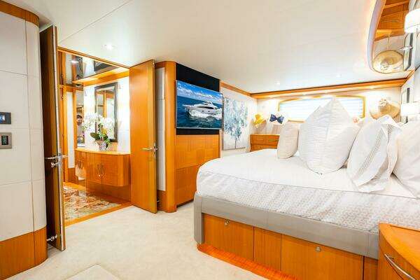 2008 Lazzara Yachts 116