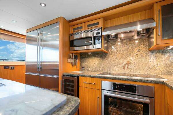 2008 Lazzara Yachts 116