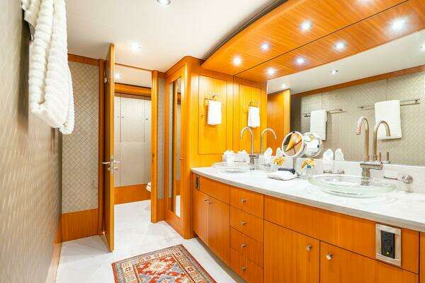 2008 Lazzara Yachts 116