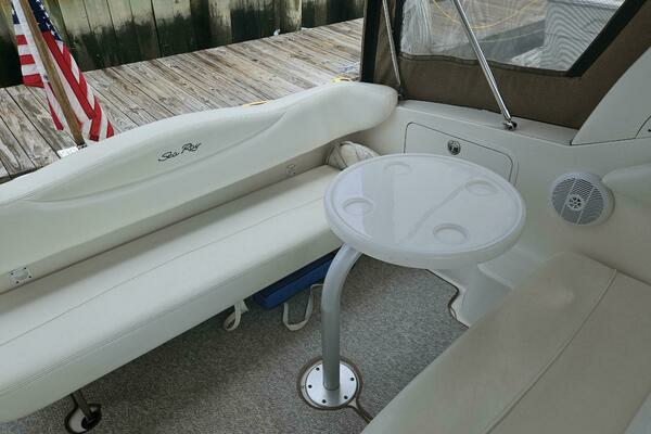 Photo of the 2004 Sea Ray 
