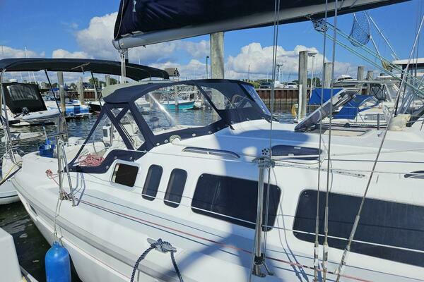 Photo of the 1996 Hunter 336