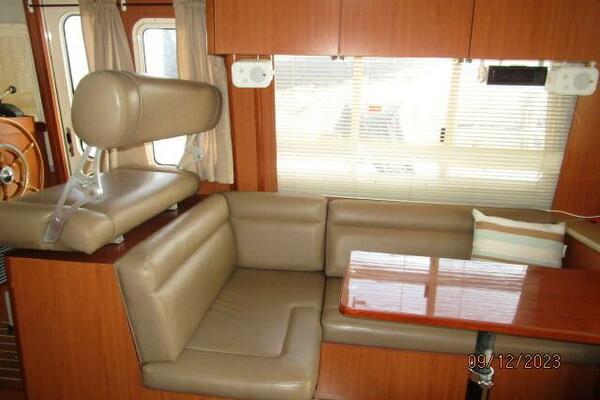 40' Mainship salon starboard
