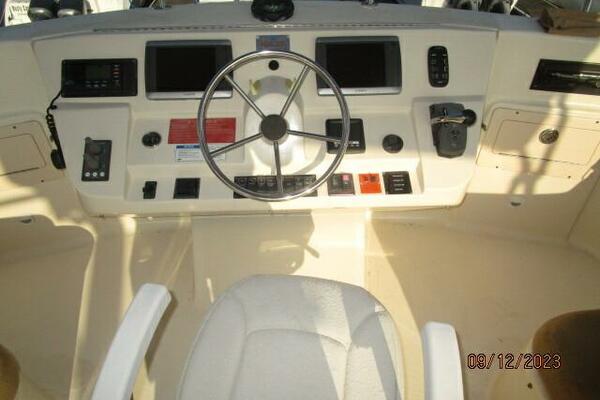 40' Mainship flybridge helm2