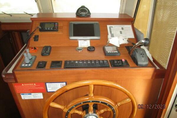 40' Mainship lower helm1