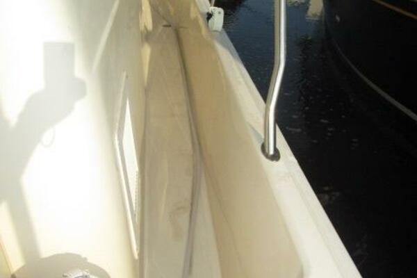 40' Mainship starboard side deck1